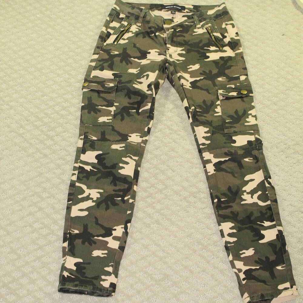 NWOT Ashley Mason Women's 7 / 28 Skinny Camo Cargo Pants with Zipper Pockets